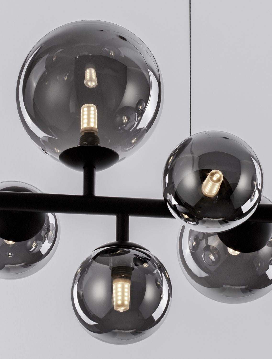 Gros plan sur les globes de verre fumé et les ampoules allumées