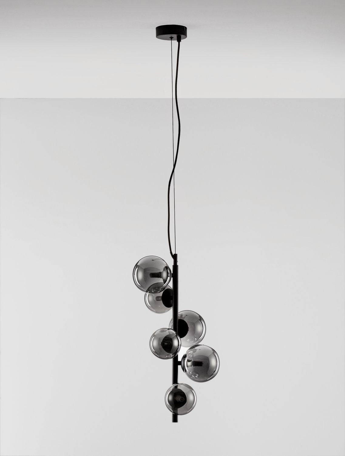 Produit entier sur fond blanc, câble noir et globes transparents alignés verticalement.