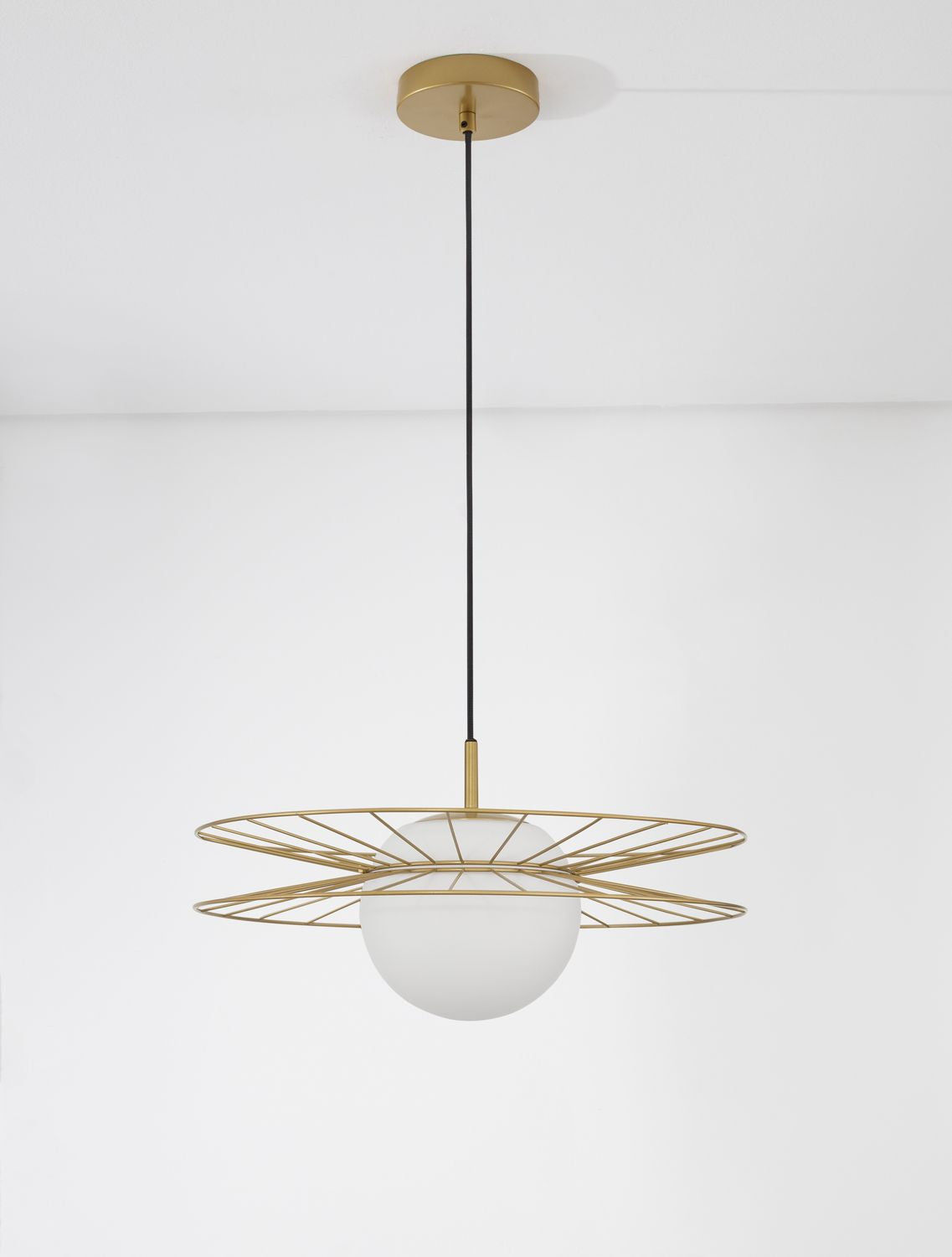Suspension présentée de profil, disque doré et globe de verre opalin