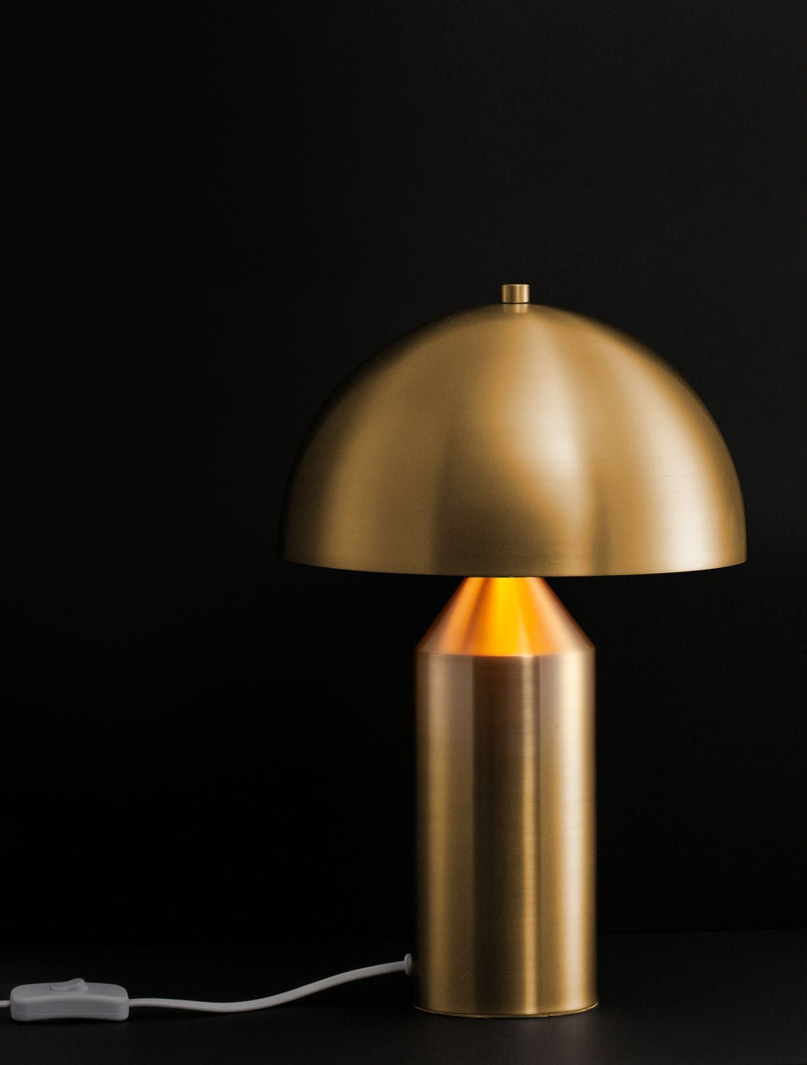 Lampe allumée dans l'obscurité, halo chaud diffusé sous l'abat-jour bombé