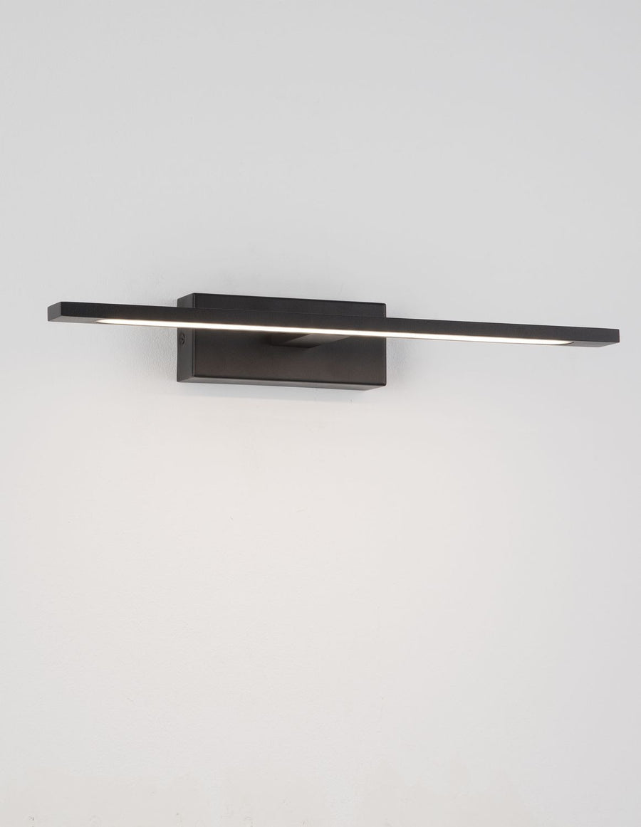 Applique murale noire vue de face, diffuseur LED allumé sous la barre.