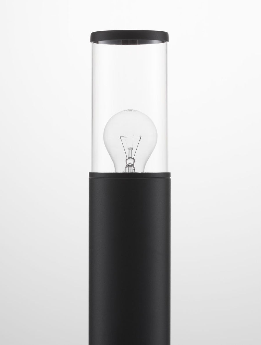 Gros plan sur le haut de la borne : ampoule à filament dans un cylindre de verre.