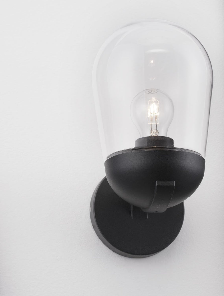 Détail rapproché du globe en verre transparent et de l'ampoule à filament