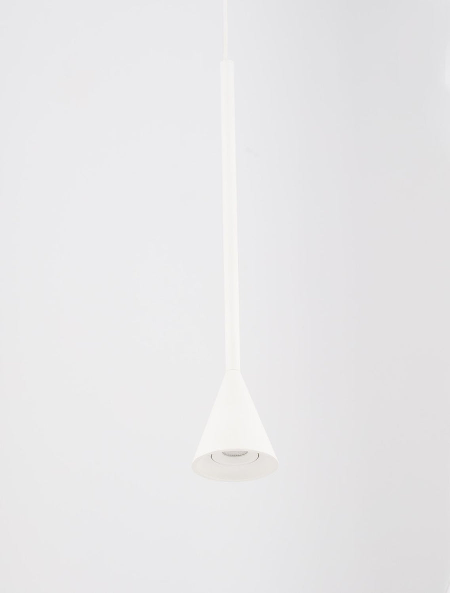 Gros plan sur le bas du luminaire vu de dessous, diffuseur conique éteint