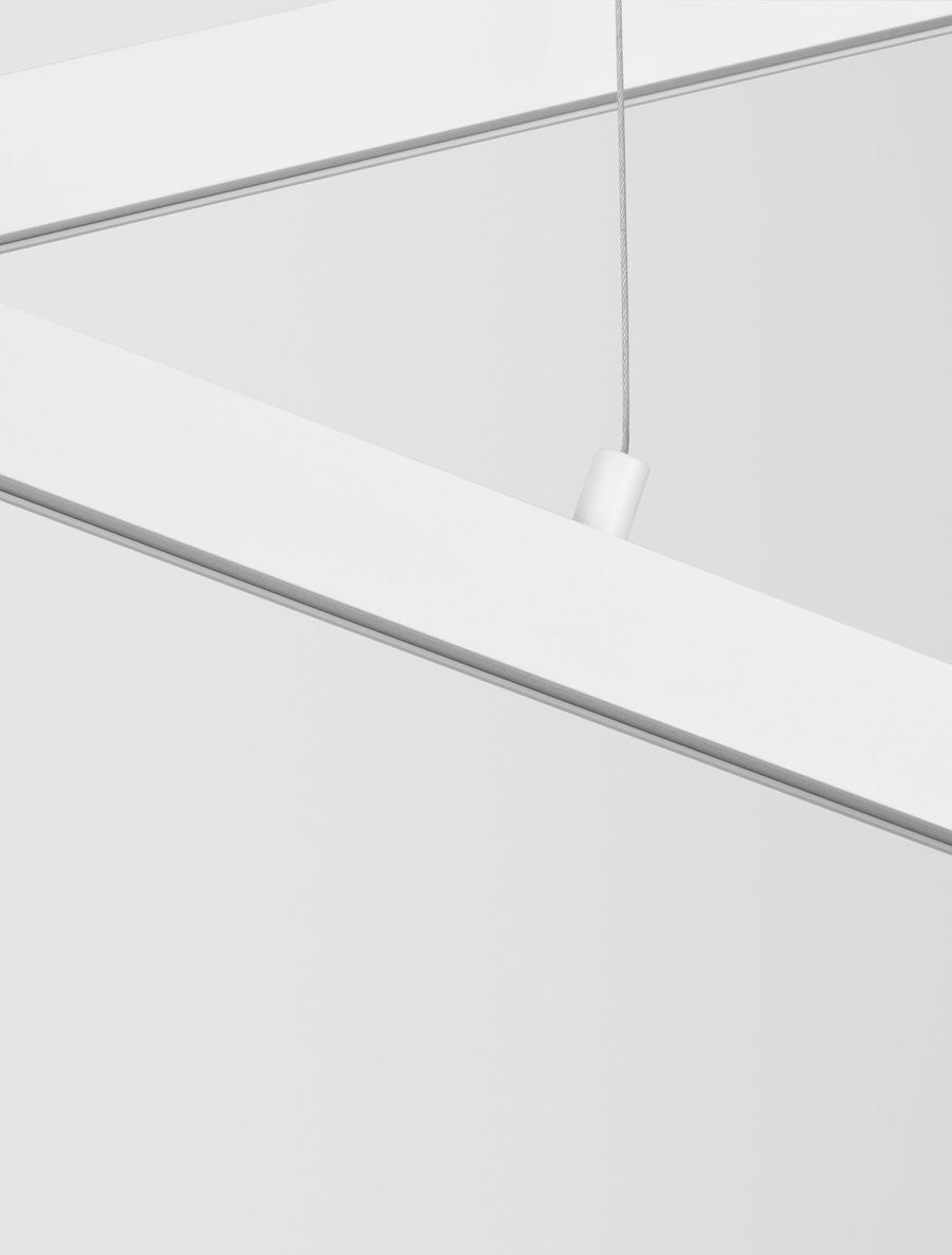Détail du câble de suspension et de son embout blanc fixé sur le profilé