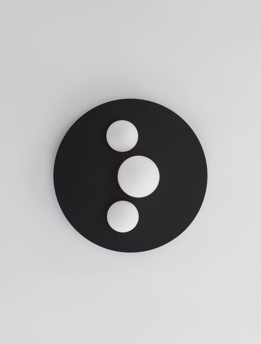 Vue du dessous montrant la disposition des trois globes sur le disque noir