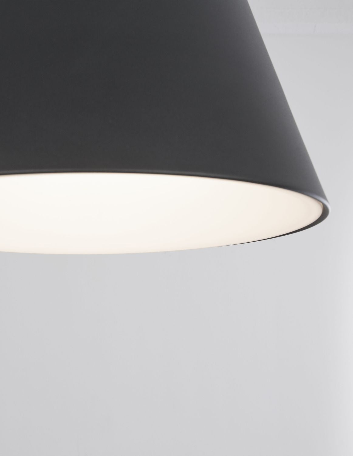 Gros plan du bord inférieur noir et de la surface blanche lumineuse