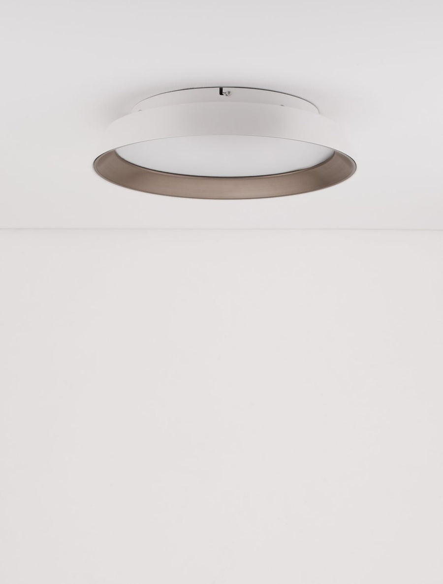 Mise en situation du plafonnier allumé au plafond dans une pièce claire