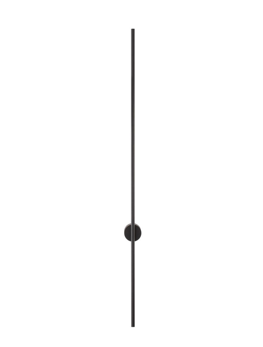 Vue de face du luminaire éteint, tige fine et fixation ronde centrale noire