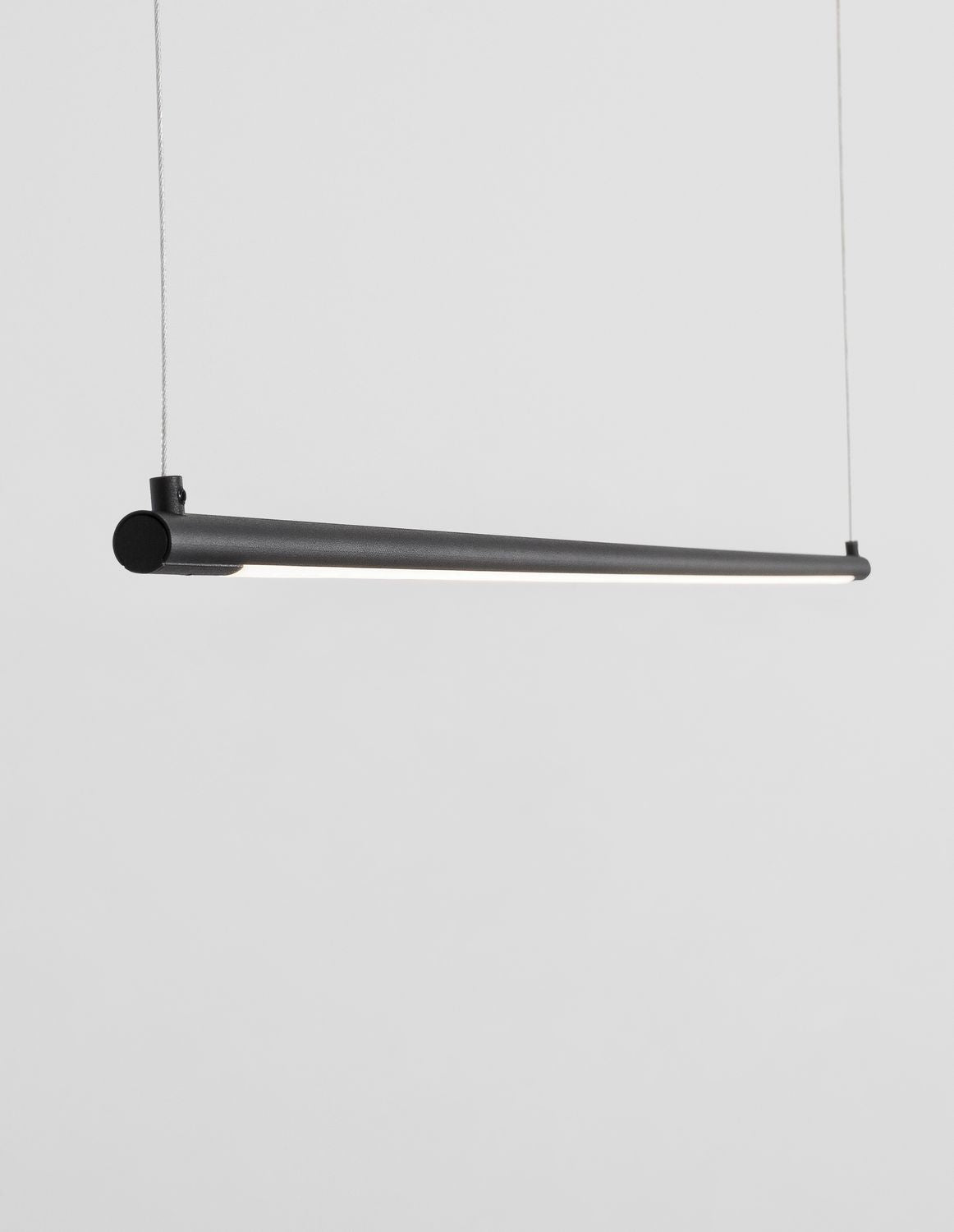 Détail du profil tubulaire noir et du ruban LED avec diffuseur blanc