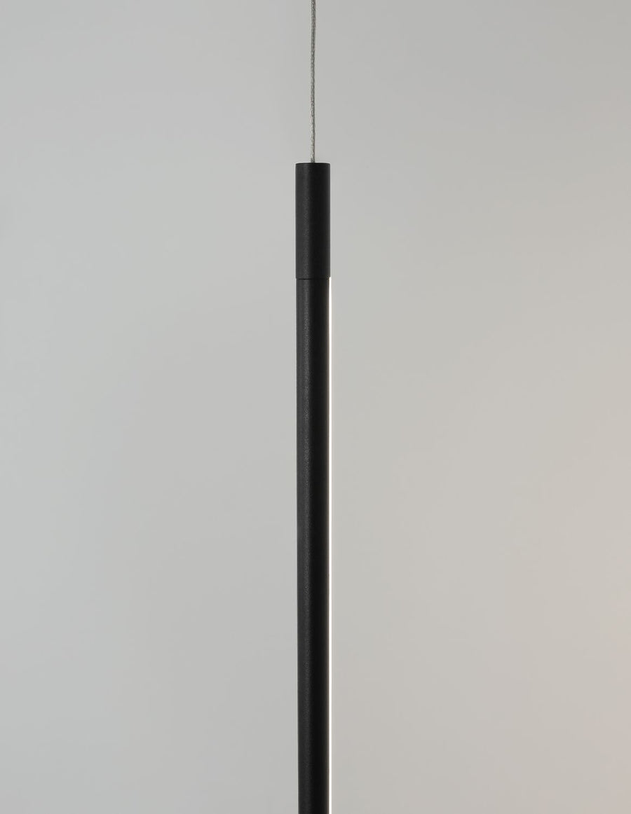 Détail du tube cylindrique noir et de sa bande lumineuse LED