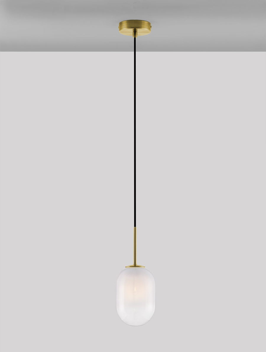 Suspension allumée au plafond, diffuseur en verre blanc uniformément éclairé.