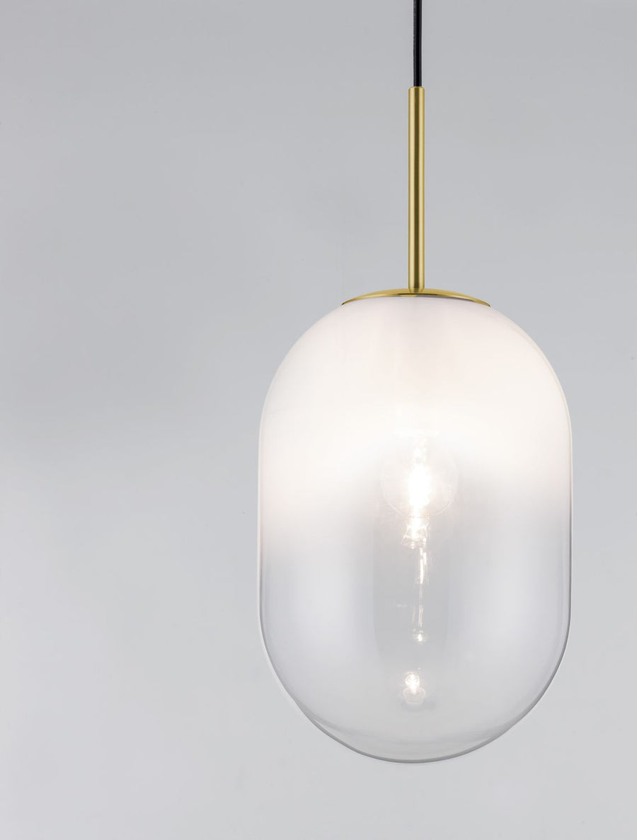 Détail du diffuseur en verre éclairé montrant l'ampoule et la lumière chaude.