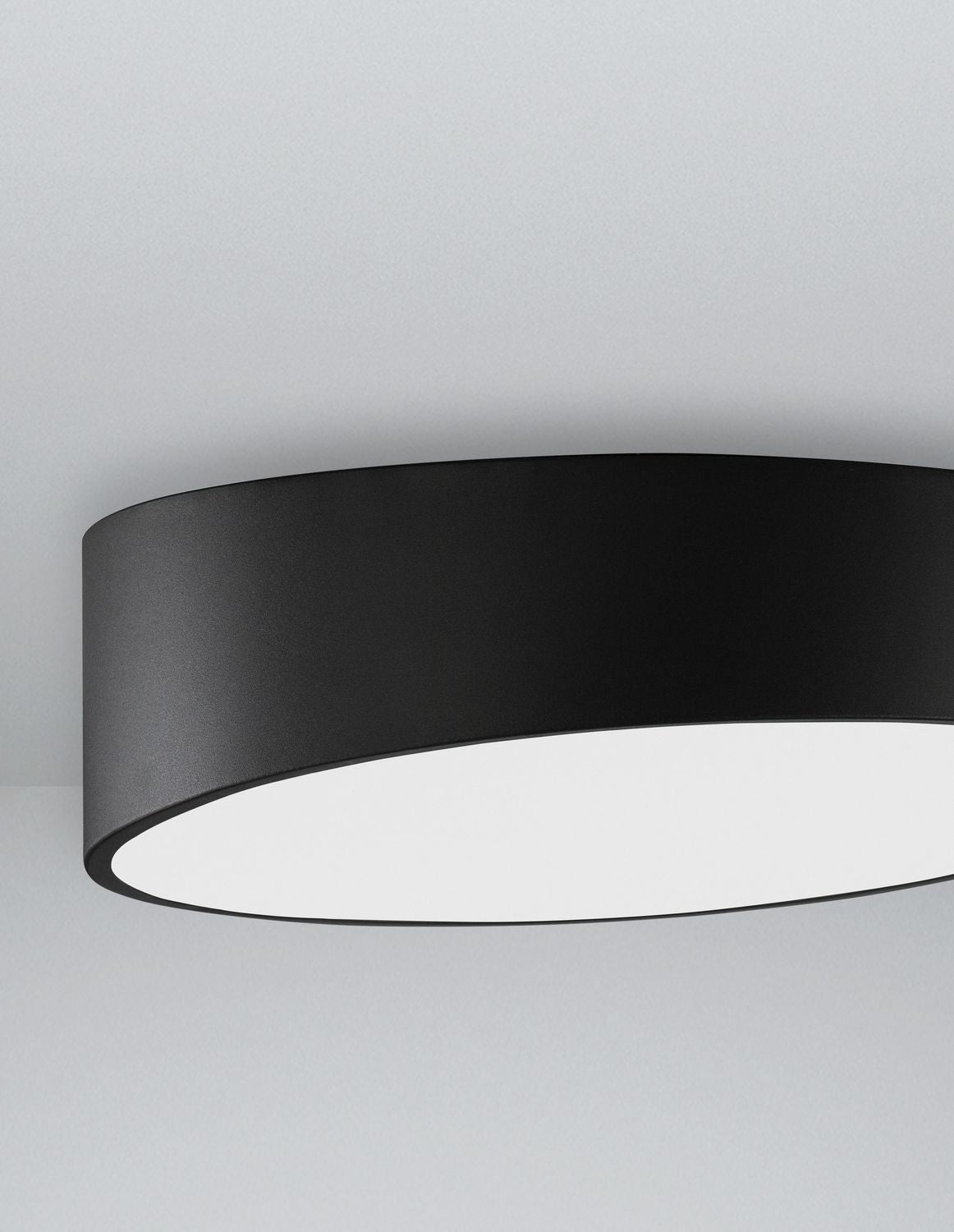 Détail de la finition noire mate et du bord du diffuseur opalin blanc