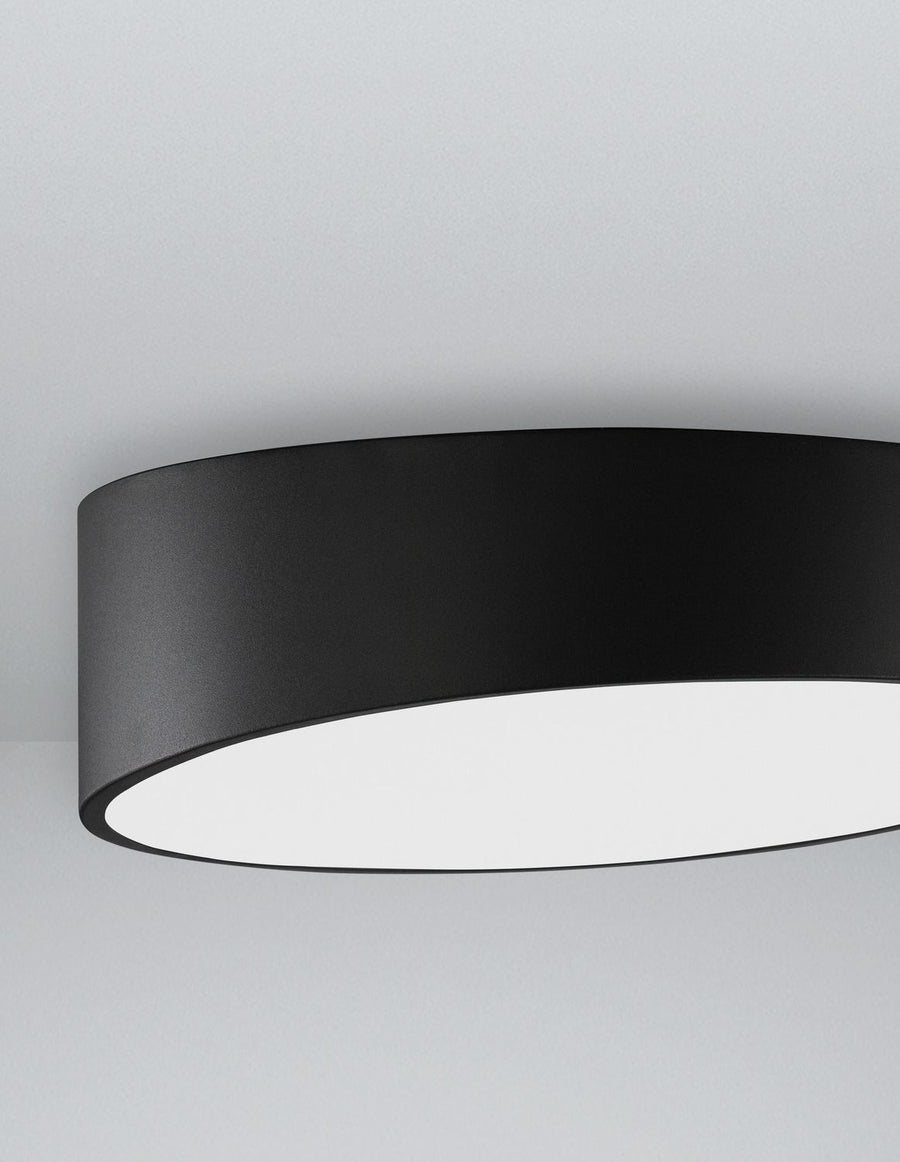Détail de la finition noire mate et du bord du diffuseur opalin blanc