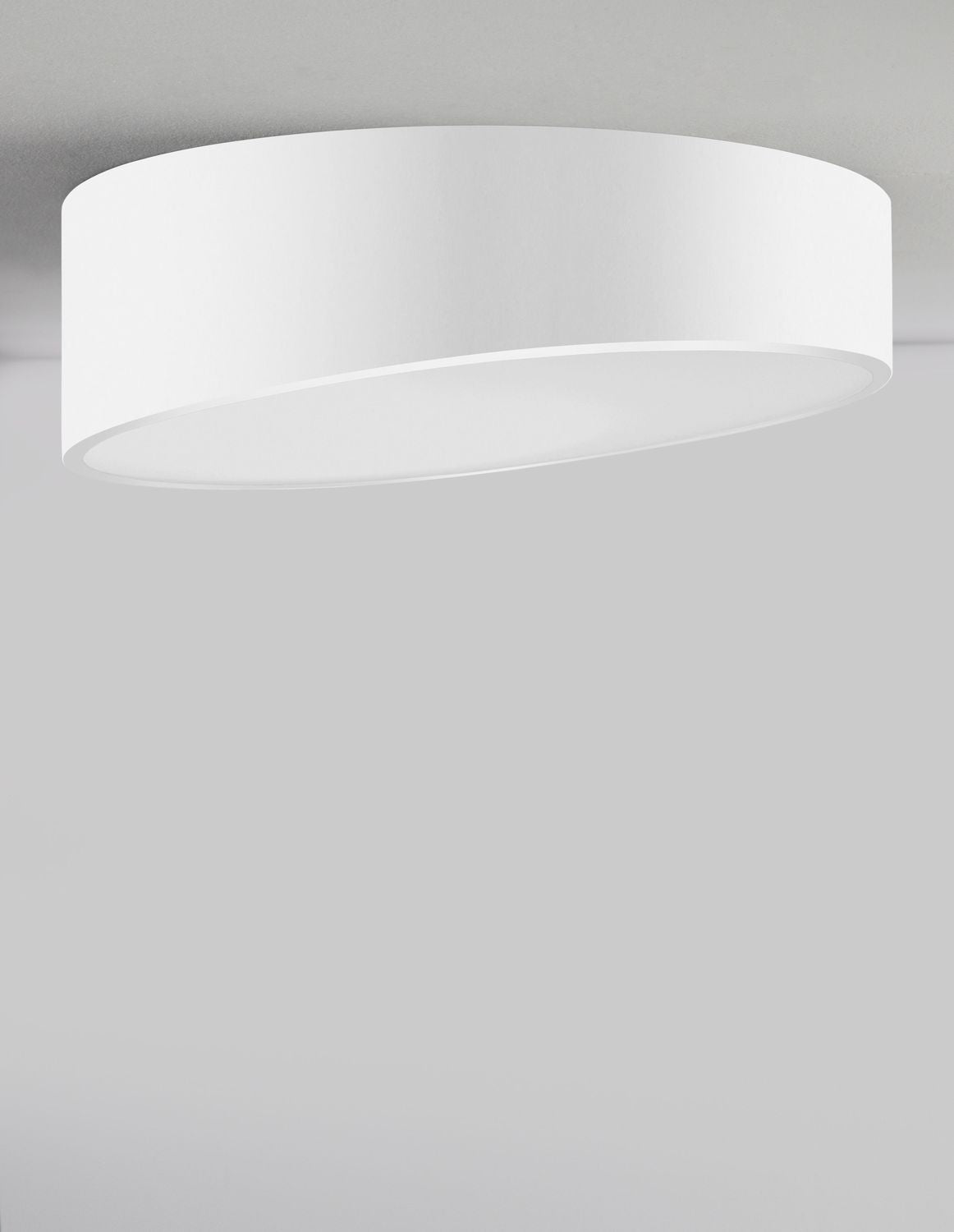 Détail de l'abat-jour blanc monté au plafond, diffuseur inférieur légèrement lumineux