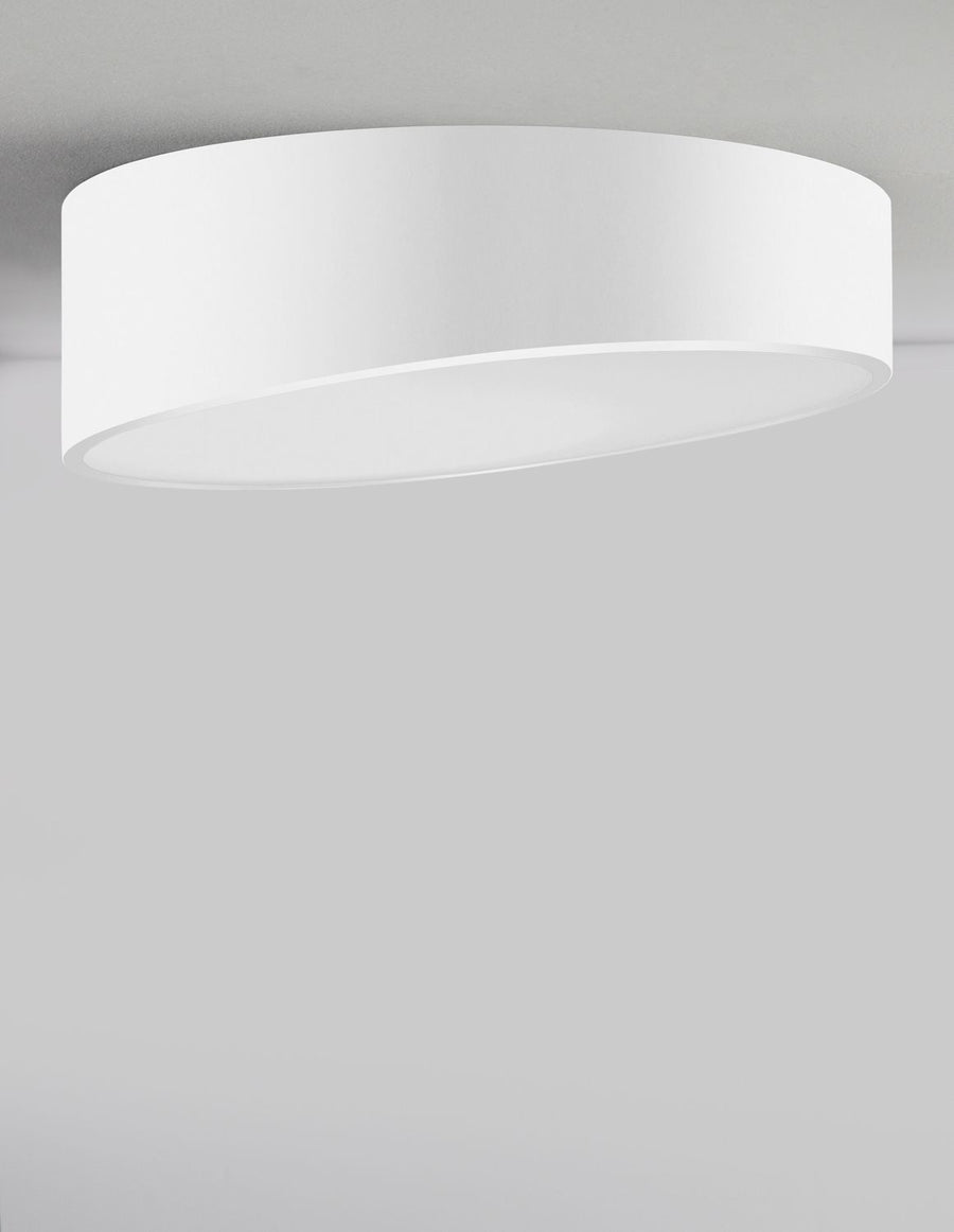 Détail de l'abat-jour blanc monté au plafond, diffuseur inférieur légèrement lumineux