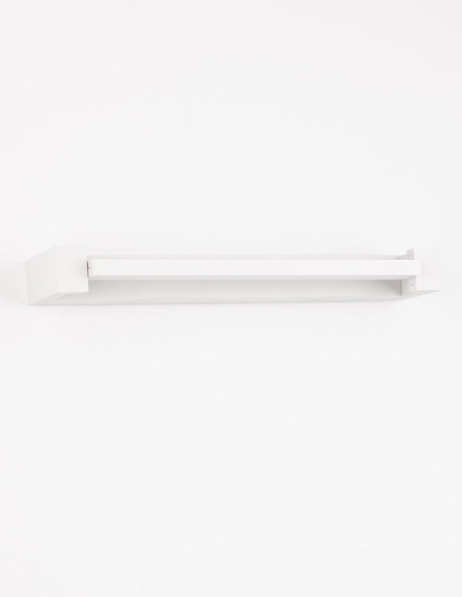 Applique murale linéaire blanche vue en légère contre-plongée sur fond blanc