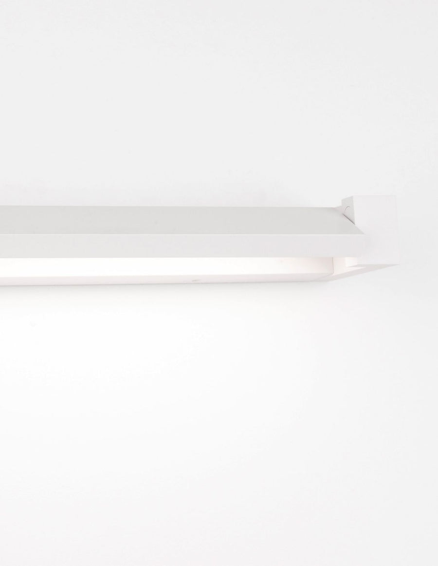 Détail de l'extrémité du luminaire blanc avec son embout rapporté