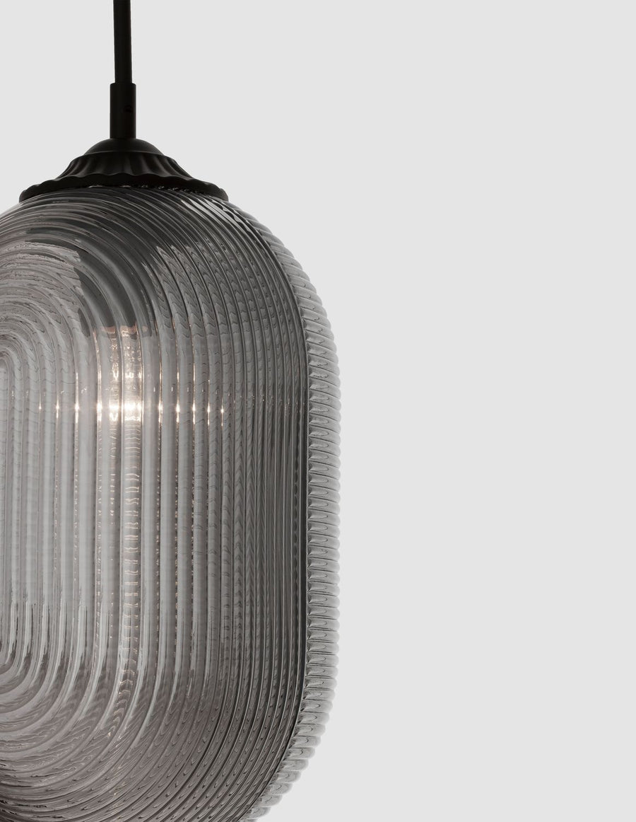 Gros plan sur la finition du verre strié transparent aux reflets brillants