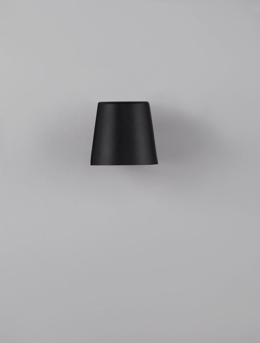 Produit de face, abat-jour tronconique noir mat éteint sur fond gris uniforme
