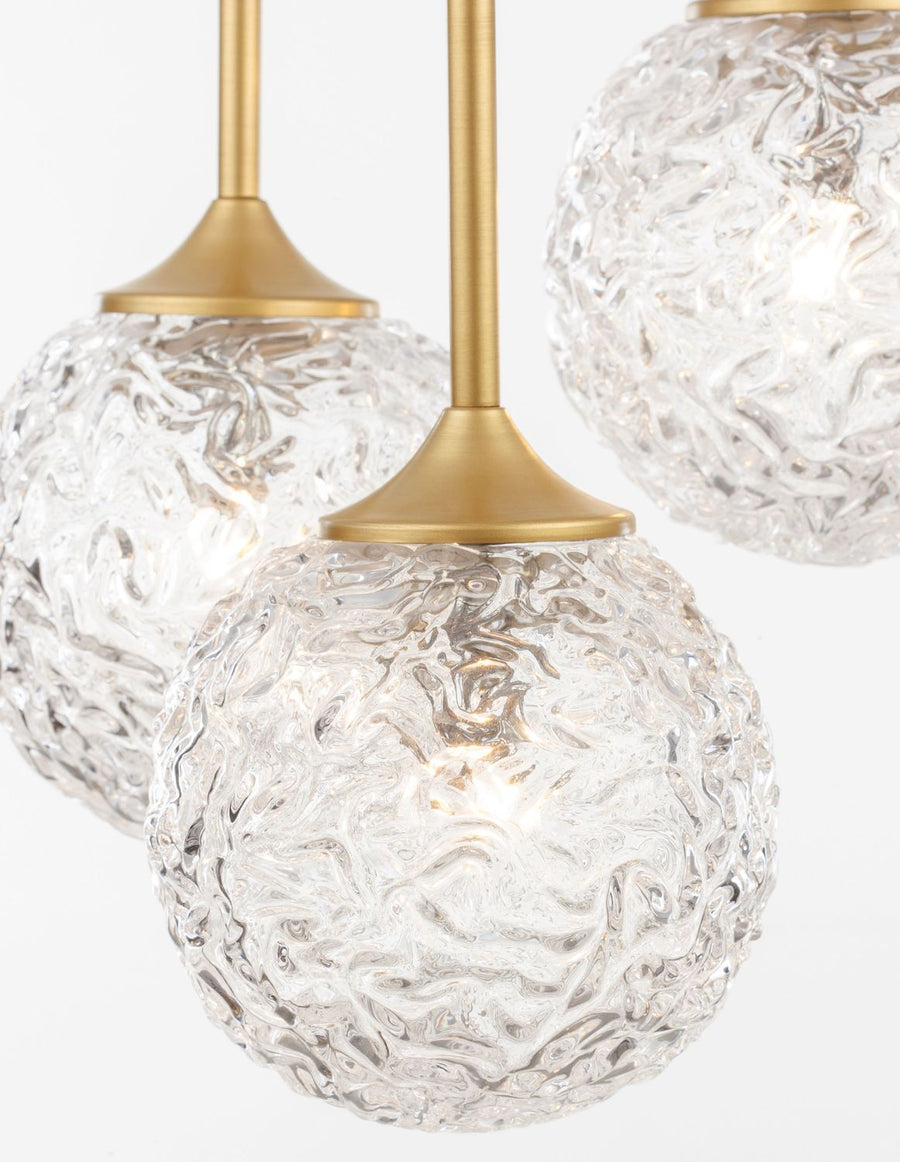 Détail rapproché des globes allumés diffusant une lumière chaude