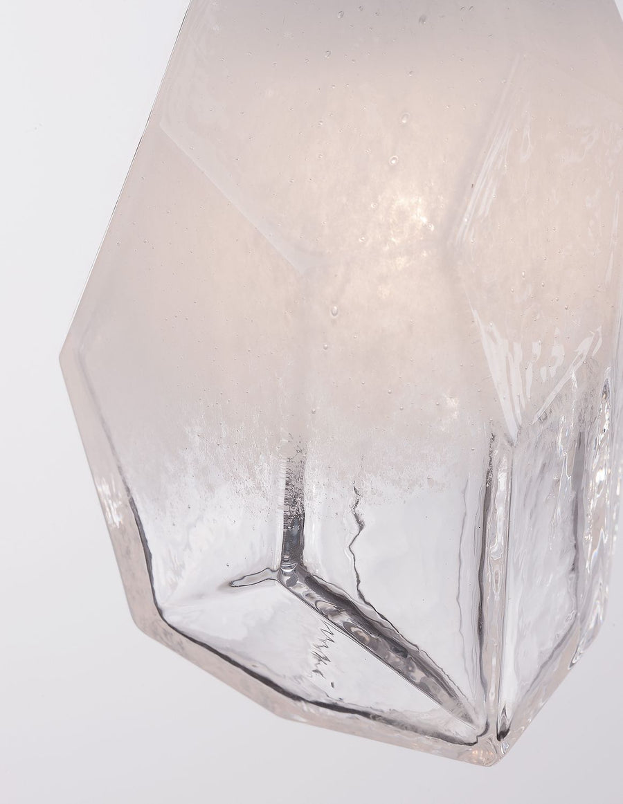 Gros plan sur la texture du verre, bulles et arêtes d'une facette