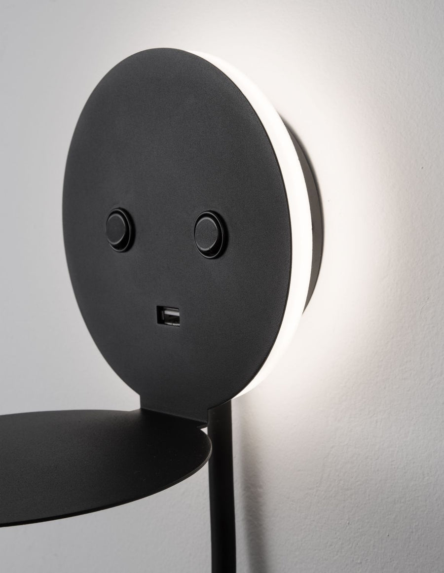 Gros plan de profil montrant boutons, port USB et ruban LED périphérique