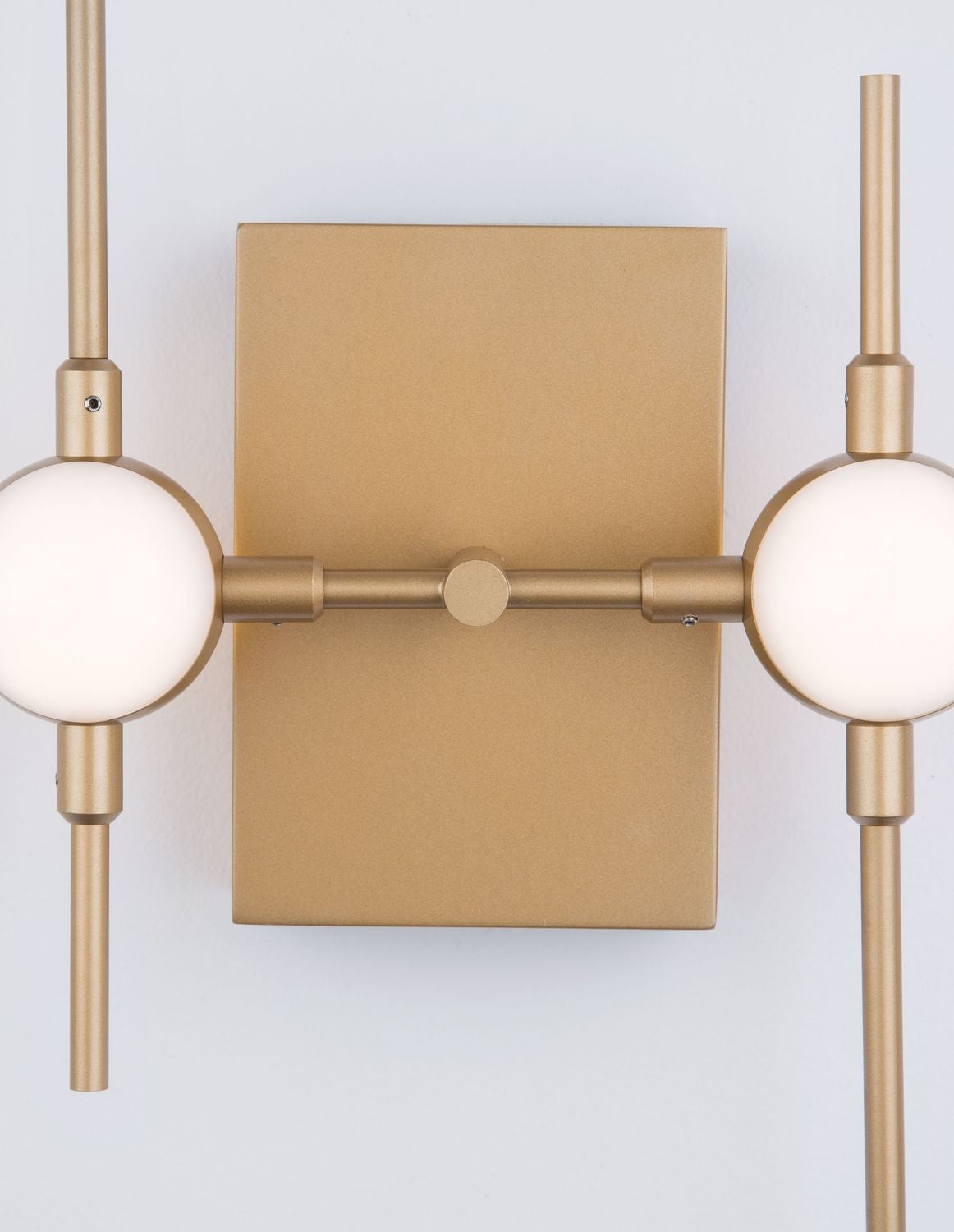 Gros plan du support rectangulaire doré et des deux globes latéraux