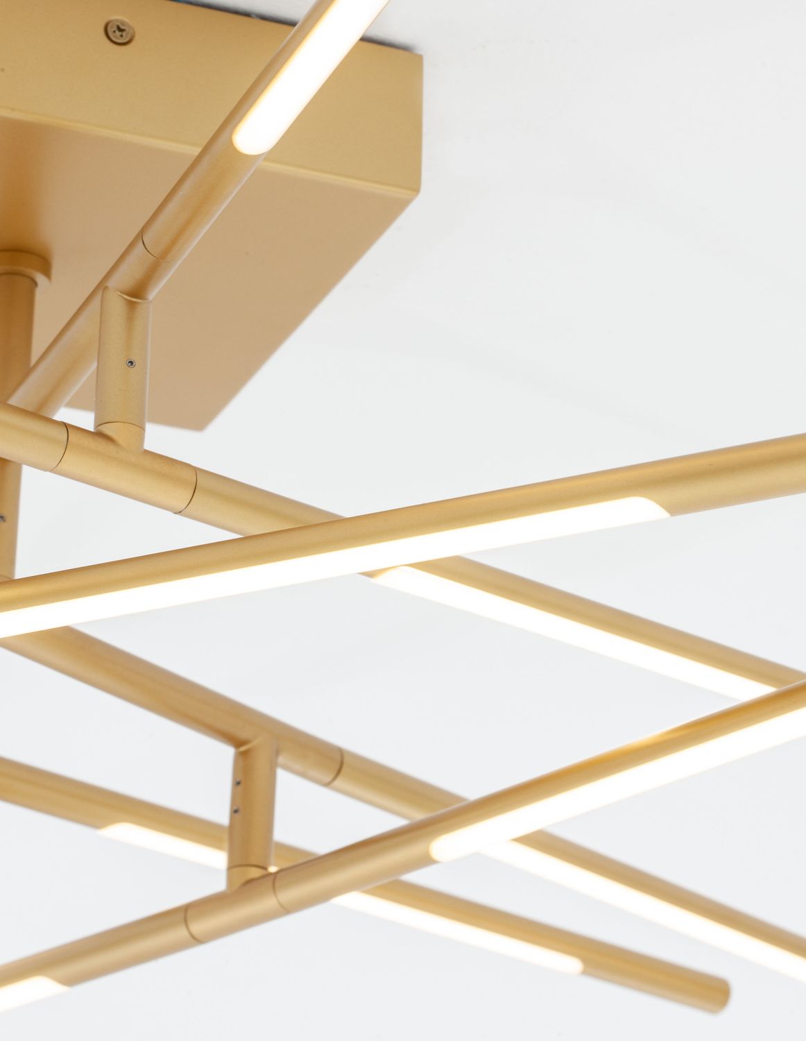 Gros plan sur les tubes laiton et les bandeaux LED allumés