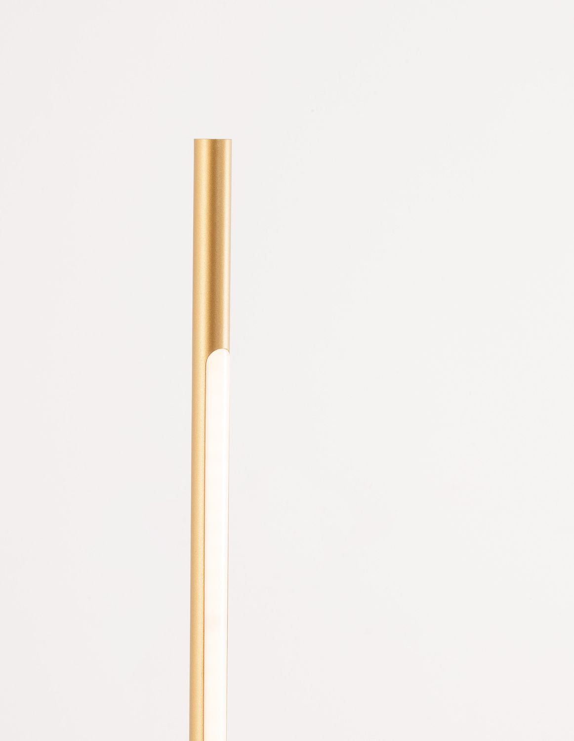 Détail du haut du tube en laiton avec partie blanche diffusante éclairée.