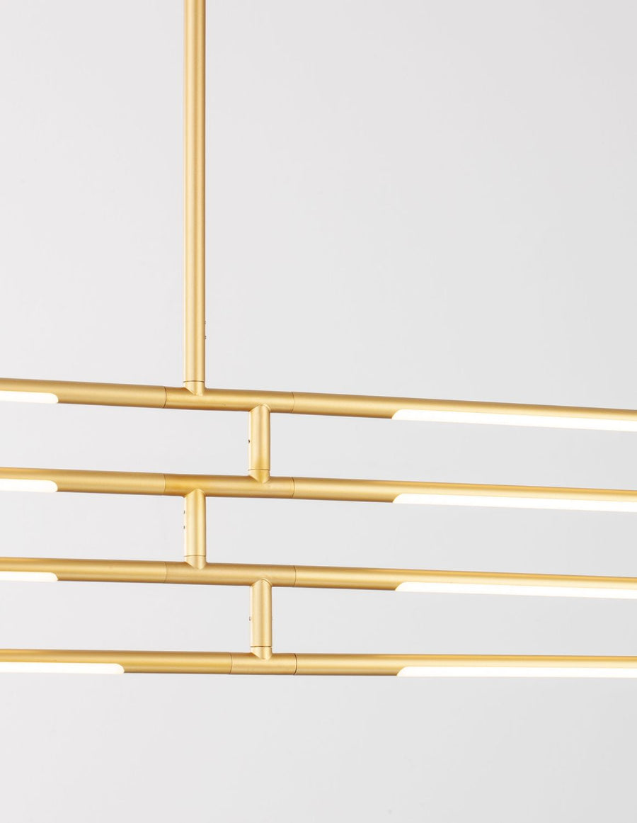 Gros plan sur les tubes horizontaux laiton et les bandeaux LED allumés