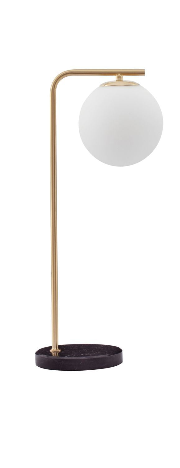 Vue de face du luminaire doré avec sa sphère en verre opaque et socle noir.