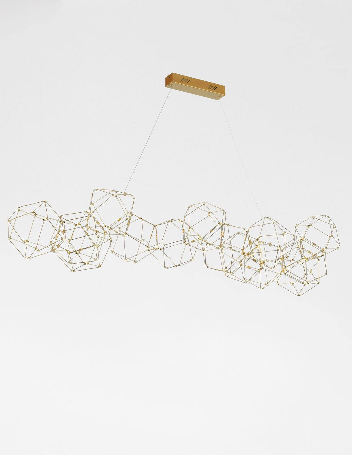 Vue d'ensemble de la suspension et de son support rectangulaire doré au plafond