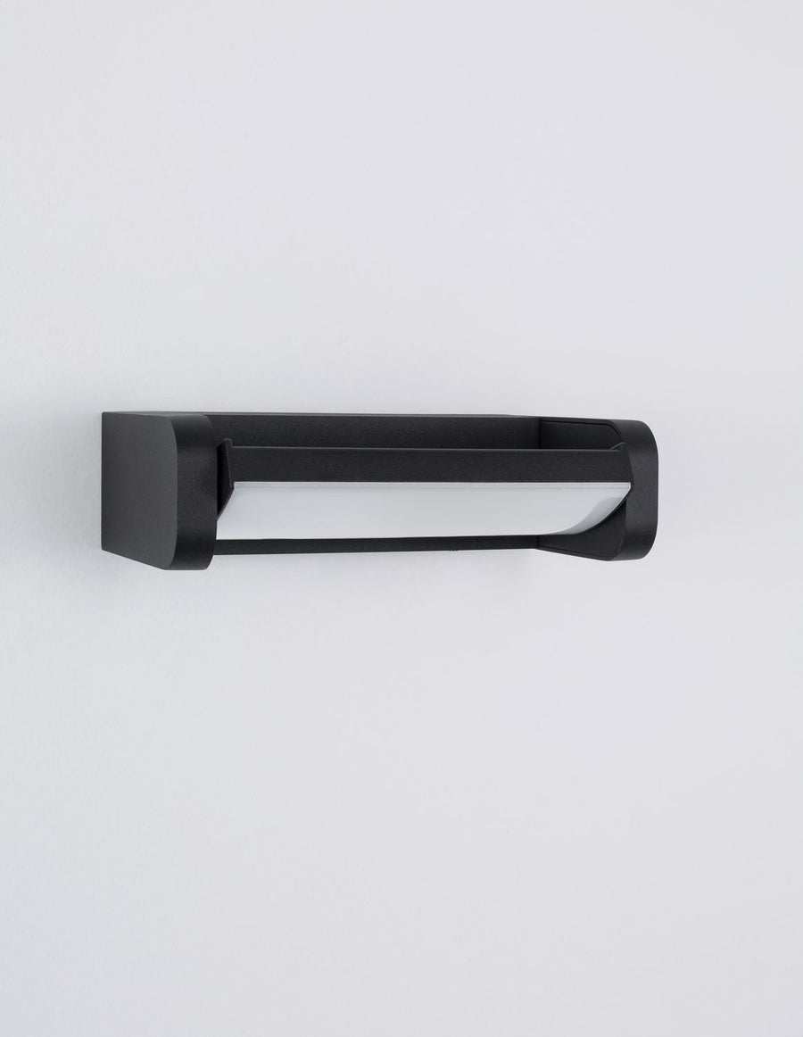 Détail de la finition noire mate et du long diffuseur blanc de l'applique