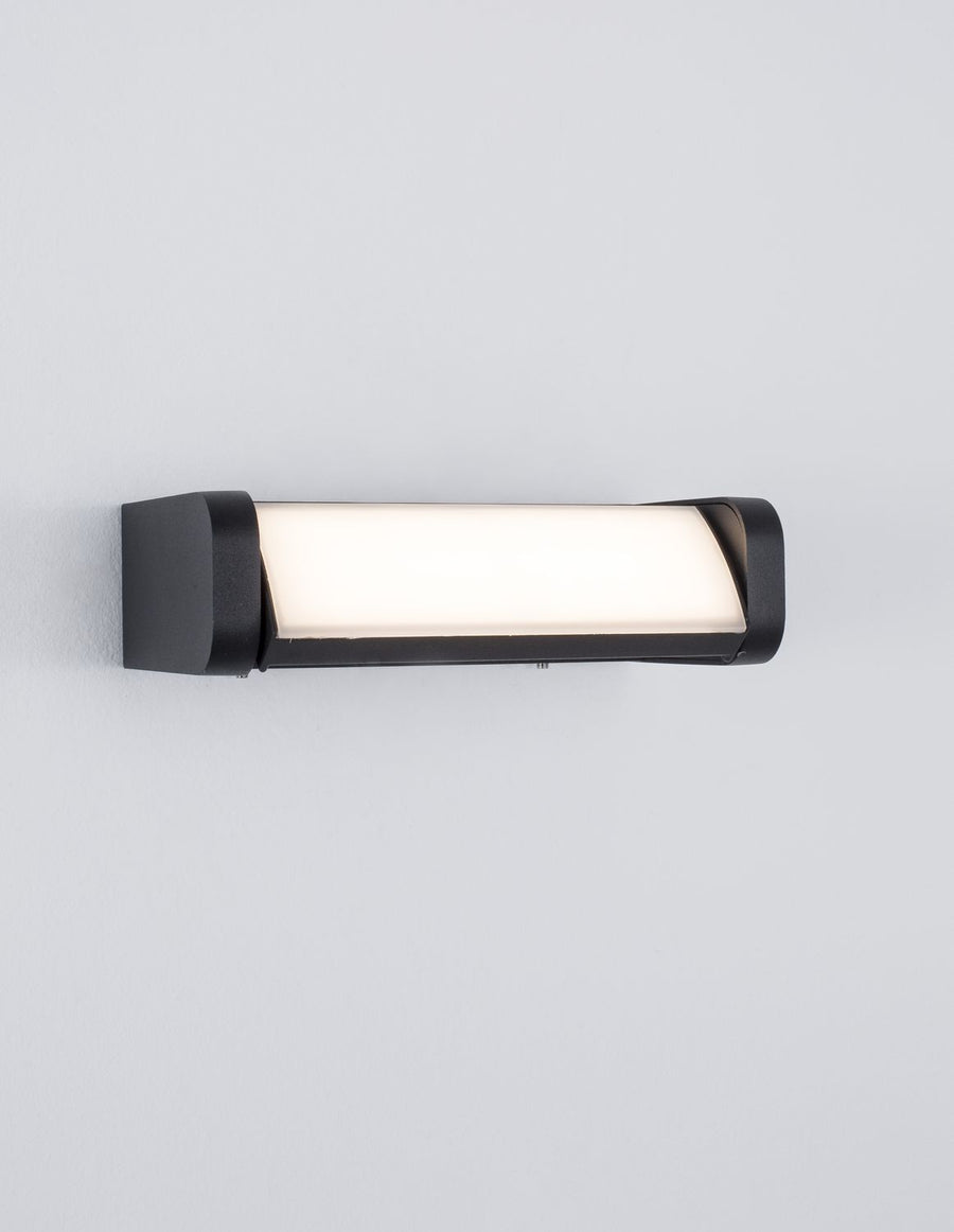 Vue rapprochée du boîtier noir et du bandeau lumineux allumé de l'applique