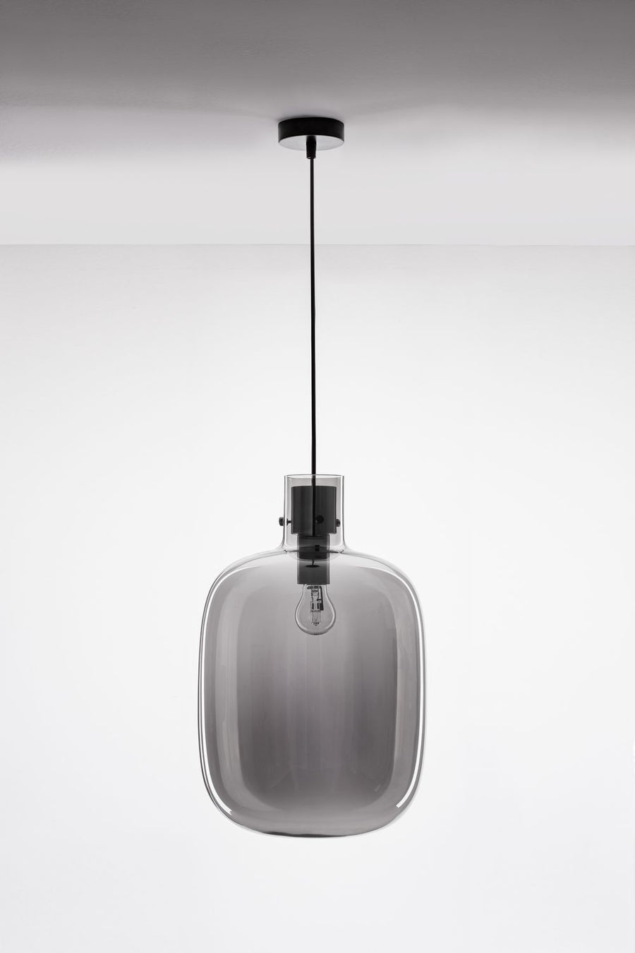 Suspension présentée de face sur fond neutre, verre fumé et câble noir au plafond