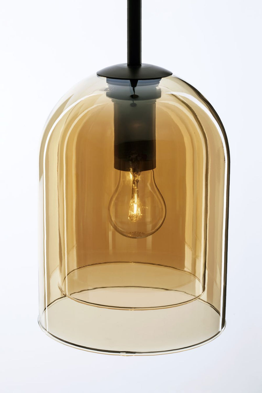 Détail du support noir et de la douille métallique tenant le globe de verre