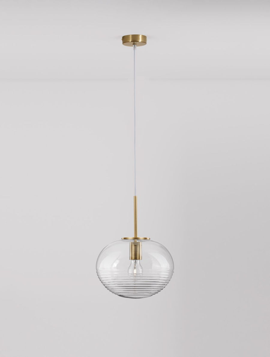 Vue en légère plongée du luminaire montrant la rosace de plafond et le câble