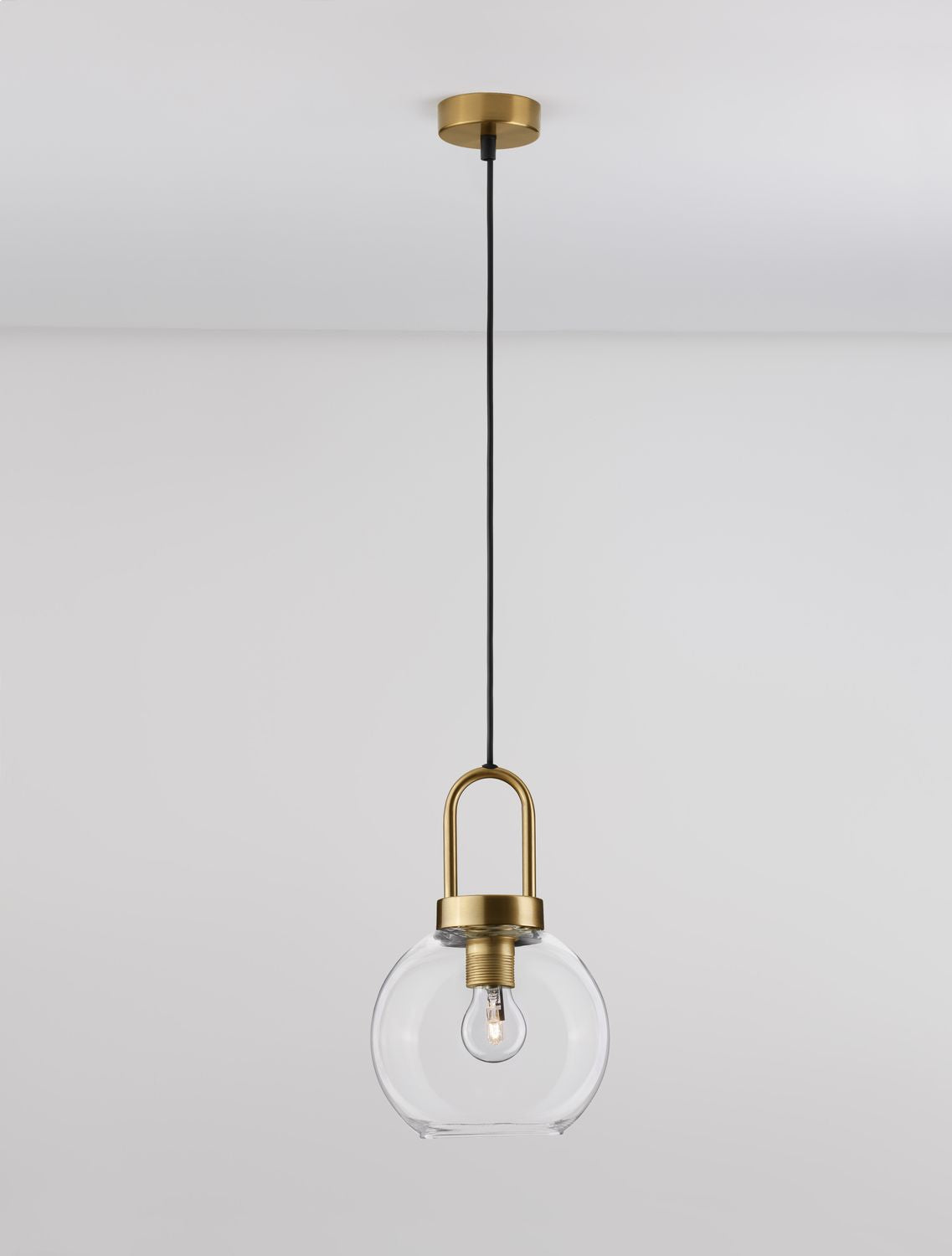 Même suspension allumée, ampoule à filament chaude dans son globe de verre clair