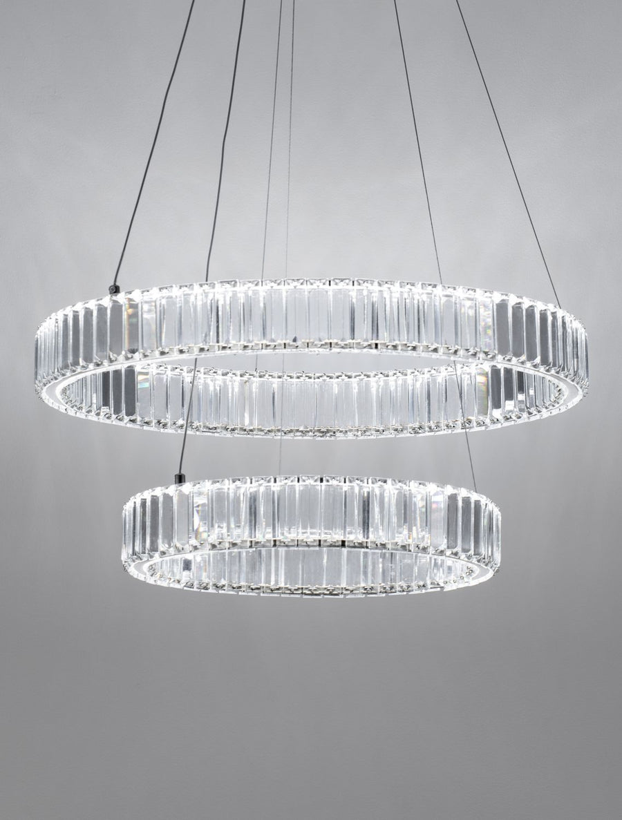 Gros plan sur les anneaux allumés, prismes de cristal éclairés par LED