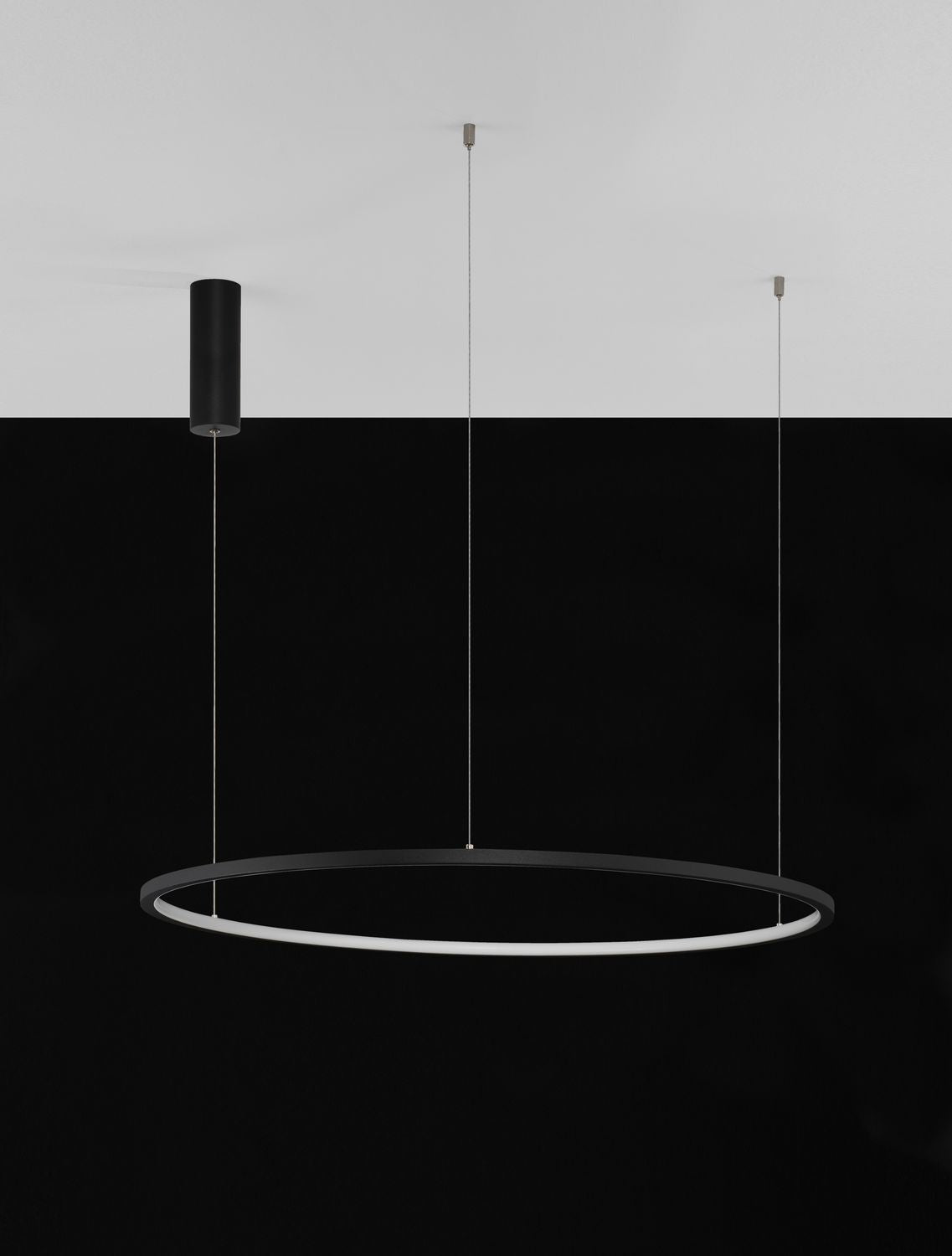 Mise en ambiance sur fond noir soulignant le halo lumineux de l'anneau