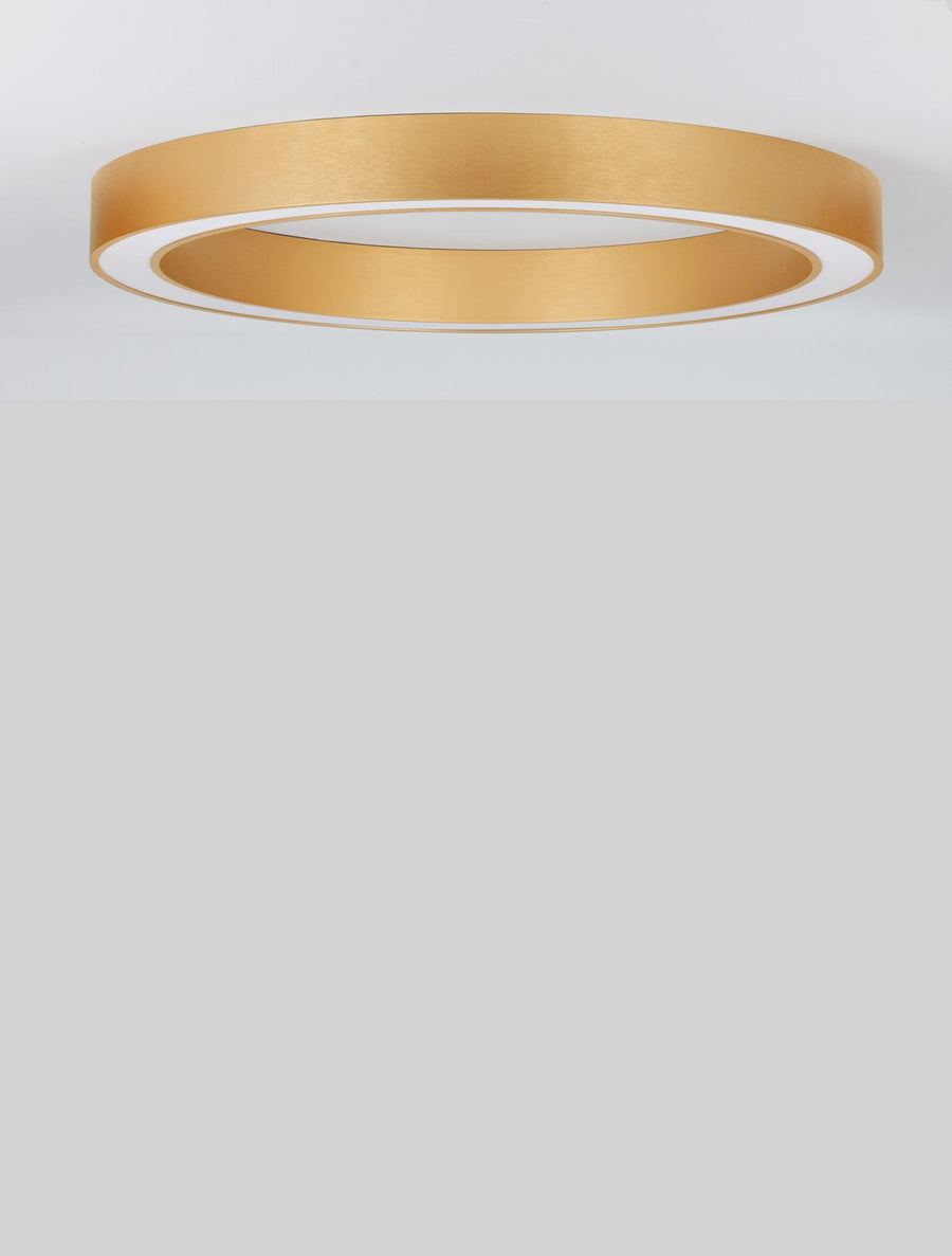 Vue de dessous du luminaire fixé au plafond, cercle doré et verre opalin
