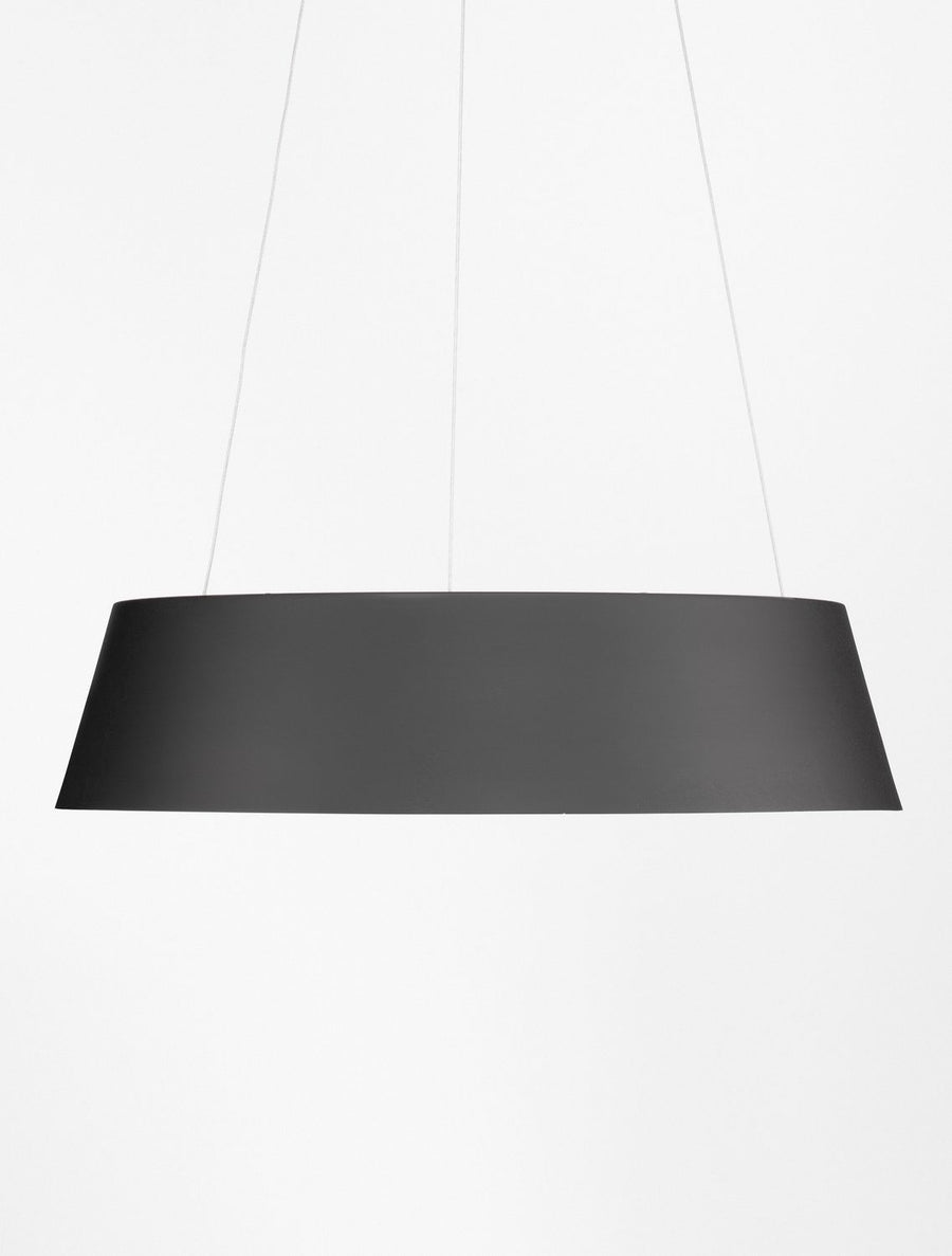 Vue rapprochée de la suspension, abat-jour noir et intérieur beige.