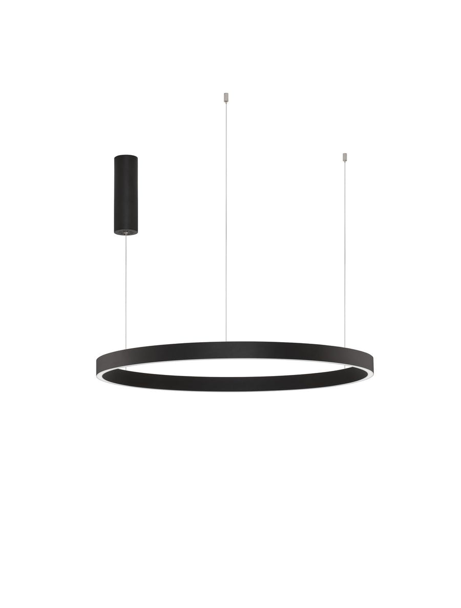 Produit détouré sur fond blanc, anneau noir et câbles de suspension fins