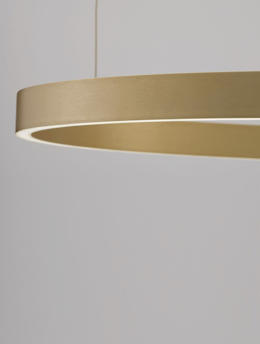 Gros plan sur le bord de l'anneau, ruban LED et reflet lumineux