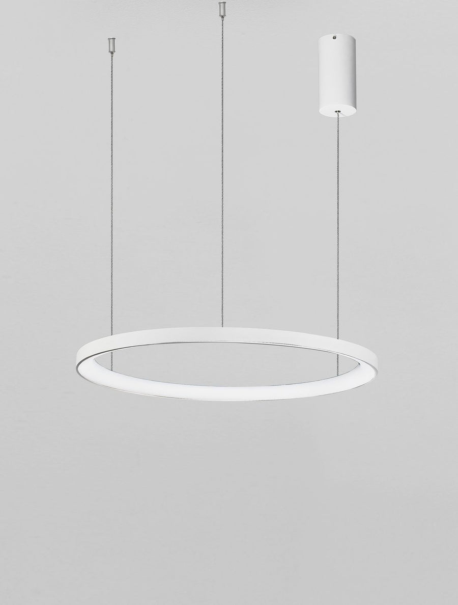 Vue de trois quarts du luminaire blanc suspendu sur fond gris uni