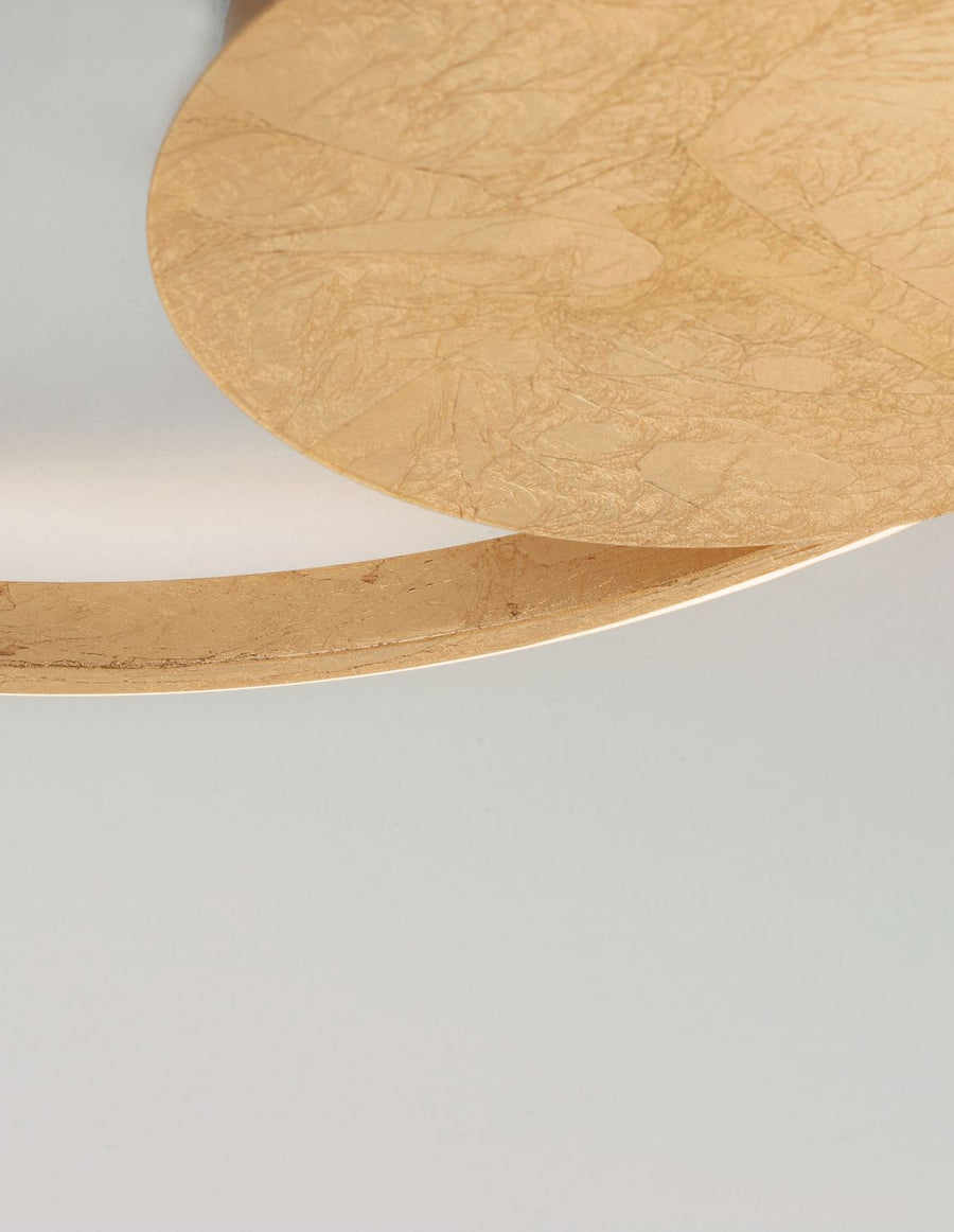 Gros plan de la texture feuille d'or sur le disque central decentré