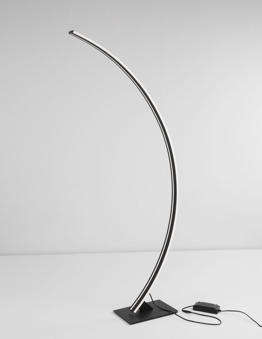 Vue trois quarts du lampadaire avec bloc d'alimentation noir posé au sol