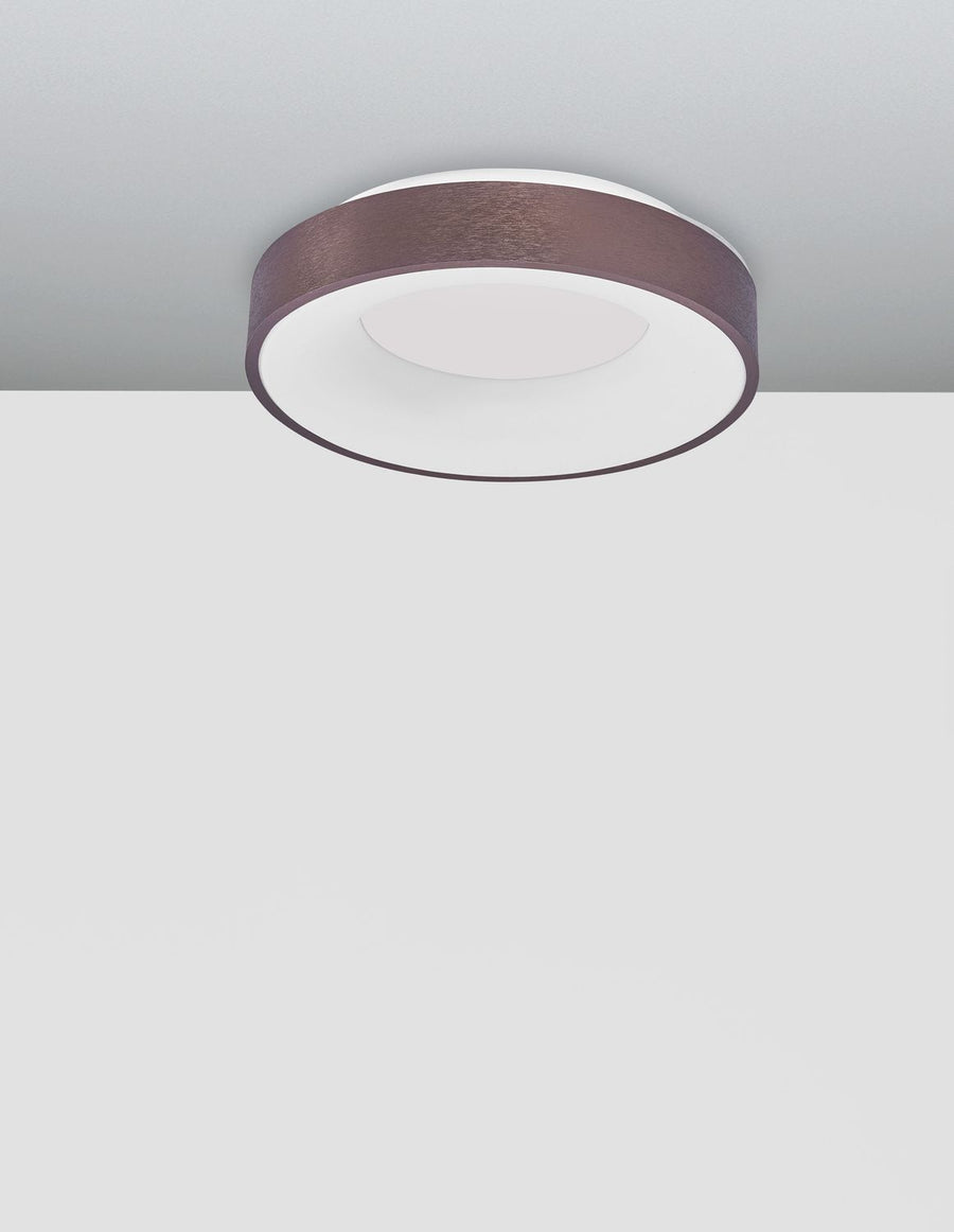 Autre angle du luminaire au plafond, mettant en valeur la monture plate discrète